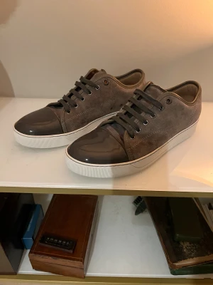 Gråa lanvins - Tjena, säljer nu dessa fräscha grå lanvinsen i uk 8 motsvarar storlek 43. Dem är i mycket gott skick. Sulkröm har använts.