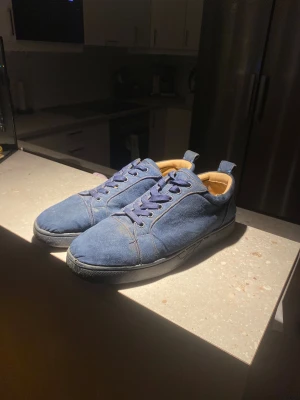 Blå Christian Louboutin sneakers mocka - Tja säljer mina Louboutin skor för att jag använt dem en del och inte orkar laga dem. Lägg gärna prisförslag för dem är rätt så slitna. Tvättning görs innan packetering!!!