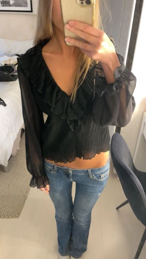 Svart volangblus från Zara - Svart volangblus från Zara, använt bara nån gång så i väldigt bra skick! 🩷