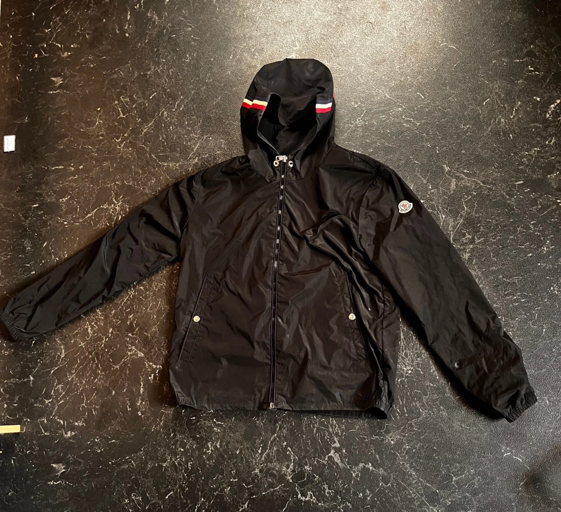 Svart vindjacka från Moncler