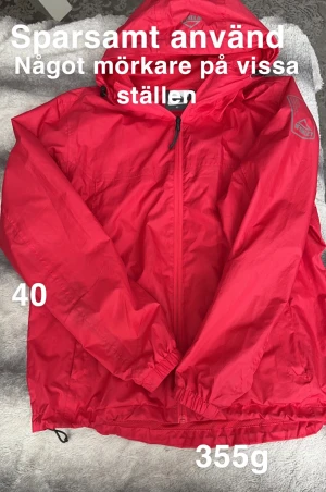 Röd vindjacka från McKinley - Snygg röd vindjacka från McKinley med huva och hel dragkedja framtill. Jackan är lätt och har elastiska muddar vid ärmslut och nederkant. Perfekt för blåsiga dagar och outdoor-aktiviteter. Logga på ärmen och smart snörning nedtill.🌸Sparsamt använd. Något mörkare på vissa ställen. Svårt att beskriva färgen men typ röd/rosa Storlek 40