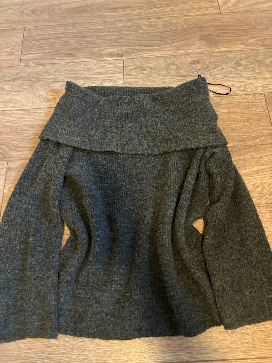 Mörkgrå stickad offshoulder tröja H&M