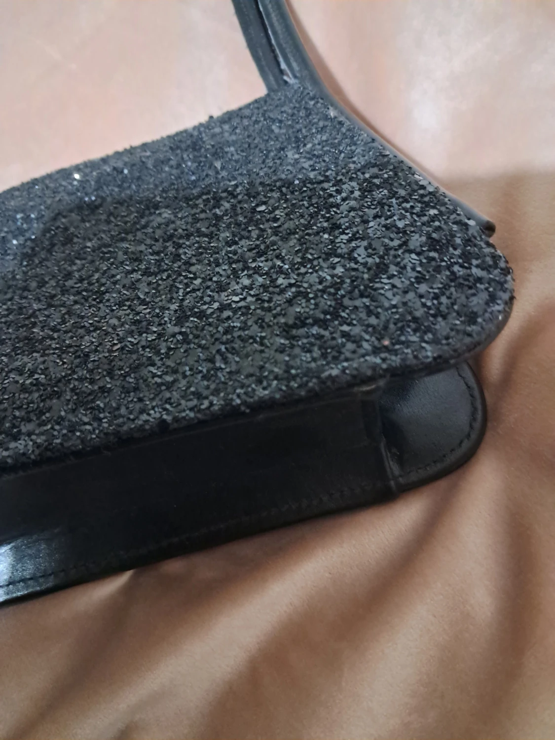 Svart glittrig handväska med skinnrem - 1