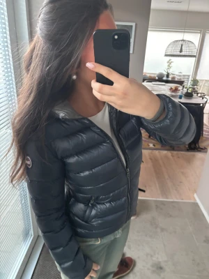 Colmar jacka - Jätte fin jacka, KNAPPT använd så i helt perfekt nyskick, inga defekter över huvudtaget! Säljes pgr att jag behöver byta storlek. Köpt för 4000 men använd så varsamt o få gånger så säljer för 2500! Storlek S. Super varm och skön! Hör av er för mer information!!💕
