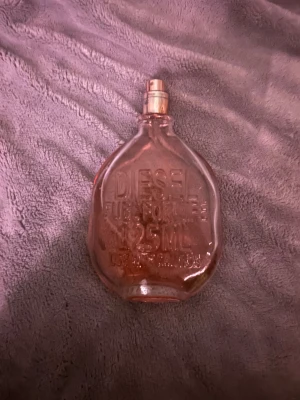 Diesel Fuel For Life 125ml - Diesel Fuel For Life, 125ml. En ikonisk parfymflaska med cool design och tydlig attityd. Perfekt storlek för dig som vill sticka ut och visa din personlighet. 'Use with caution' står på flaskan för extra edge.