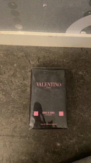 Valentino Uomo Born In Roma Intense - Snygg och modern parfym från Valentino, Born In Roma Intense. Eau de Parfum Intense för dig som vill sticka ut med en exklusiv känsla. Perfekt för dig som gillar trendiga accessoarer och vill ha något extra i din samling.