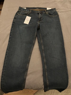 Blå/gröna Zara Jeans  - Slim fit-jeans. Fem fickor. Urtvättad effekt. Knäppning fram med dragkedja och knapp. Helt oanvända byxor, så etiketten och lapparna sitter kvar  