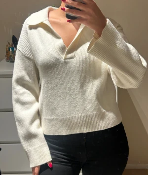 Vit stickad tröja med krage - Superfin stickad vit tröja från BikBok i storlek XS, men passar som S också!!