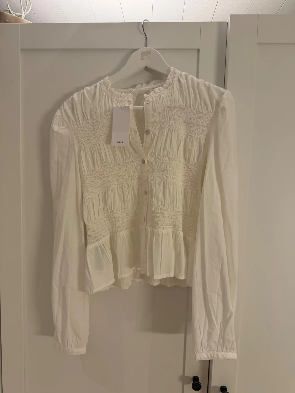 Vit smockad blus från MNG