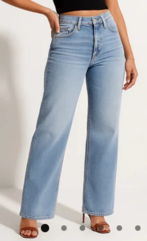 Mom jeans, FB sister - Säljer ett par ljusblå ”Mom jeans” från New Yorker. Modellen har hög midja och raka, breda ben för en chill och trendig look. Klassisk femficksdesign med knapp och dragkedja framtill. Perfekta för dig som gillar loose fit och stilren denim. Storlek M men passar även S.