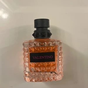 Valentino parfym  - Nyköpt valentino Perfym som knappts används därför säljer jag den🩷ljuset gör att den ser lite orange ut men är rosa