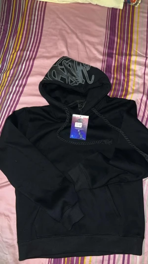 Syna world hoodie - Syna world hoodie i storlek M med coolt och breda snören med även mjukt material som passar perfekt till chill dagar. Snygg och enkel att matcha med det mesta. Är hoodie skapad av centrall Cee. Helt oanvänd säljer den för att den inte passar. Kan frakta snabbt:)