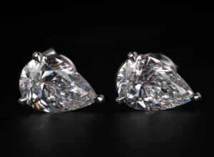 Droppformade örhängen i silver från kejsar  - Har bara haft dom i boxen. Jätte bra julklapp för mamma syster eller partner, priset går såklart att diskuteras vid snabbaffär. Kan även mötas upp. Säljer ett par stilrena droppformade örhängen med gnistrande klara stenar infattade i silverfärgad metall. Designen är modern och elegant, perfekt för dig som gillar att sticka ut med bling. Snygga att kombinera med andra örhängen för en cool look.