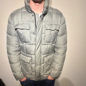 Colmar Dunjacka - En sjukt snygg dunjacka / field jacket från colmar i väldigt bra skick! Passar M-L. Hör av er vid frågor!