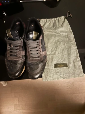 Valentino rockrunners  - Säljer mina snygga rockrunners, en väldigt fin färg som passar till det mesta, haft dom ett tag så finns tecken på slitage men i överlag är dom riktigt fina fortfarande. Storlek 45, priset kan diskuteras så kom gärna med bud!