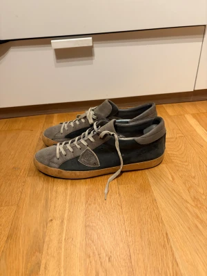 Philippe model trainers - Lite osäker på storlek då lappn har slititsbort men passar cirka 43-44| Slitage finns, men inget som påverkar mycket| Pm för mer information eller bilder! Perfekta julkalppen, nu i jultider!
