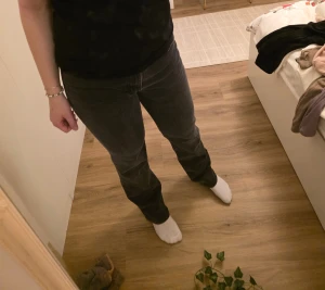 Svarta jeans från Paddock's Ranger 33/34 - Svarta jeans från Paddock's Ranger. Jeansen har rak passform och normal midja, med snygga detaljer som metallknapp och diskret logga på linningen. Materialet är slitstark bomullsdenim som ger en cool och tidlös look.