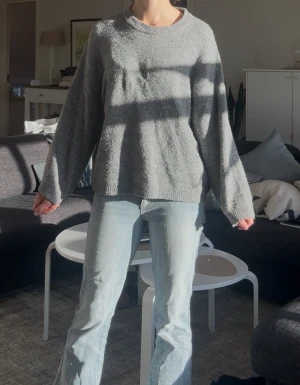 Grå stickad tröja med vida ärmar - Mysig grå stickad tröja, använd max 2gångrt. Ifrån lager 157, storlek S