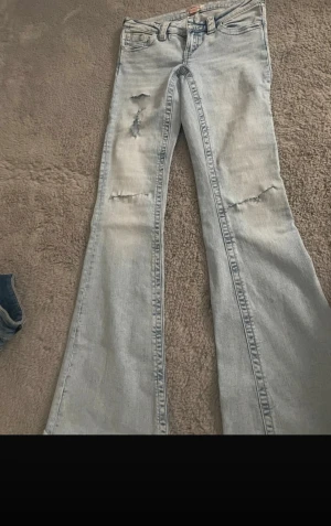 jeans - fina jeans ifrån gina. jag har gjort egna hål i de och sprättat upp de längst ner!!❤️❤️low waist