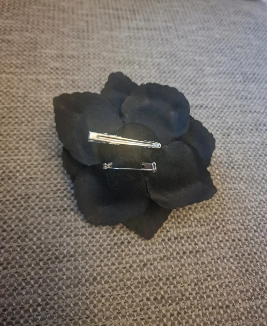 Svart hårblomma / brosch - 2