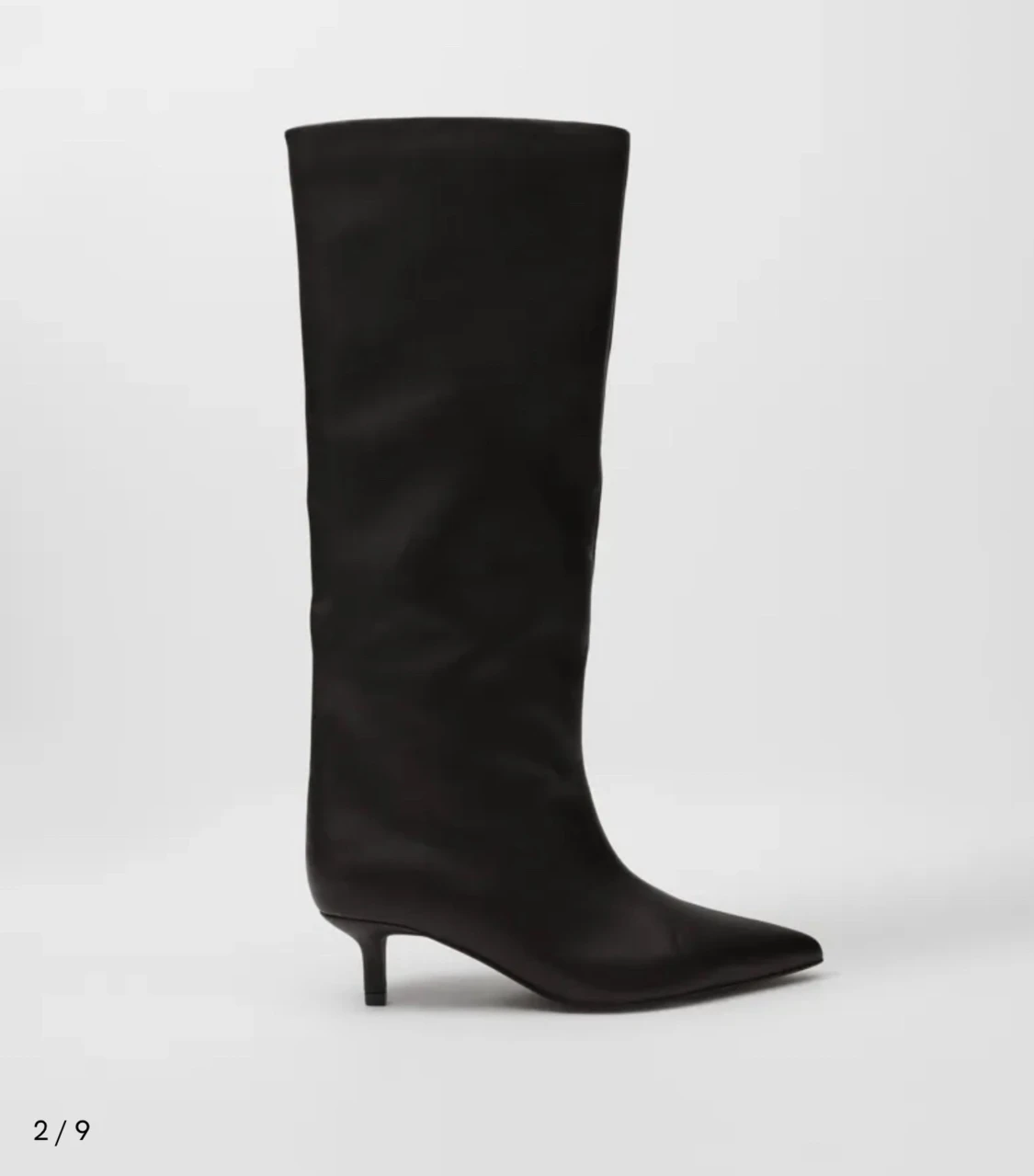 Svarta stövlar med spetsig tå och klack