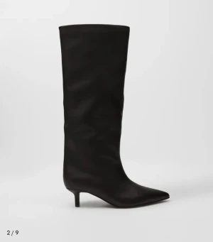 Svarta stövlar med spetsig tå och klack - Snygga svarta stövlar i skinn med spetsig tå och låg klack. Dem är endast använda 1 gång och köpta i november månad för 799kr.