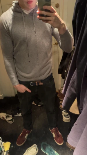 Grå merino hoodie med snörning - Grå hoodie med huva och snörning. Aldrig använt. Snygg och basic. Inga defekter alls. Det är bara att höra av er vid funderingar