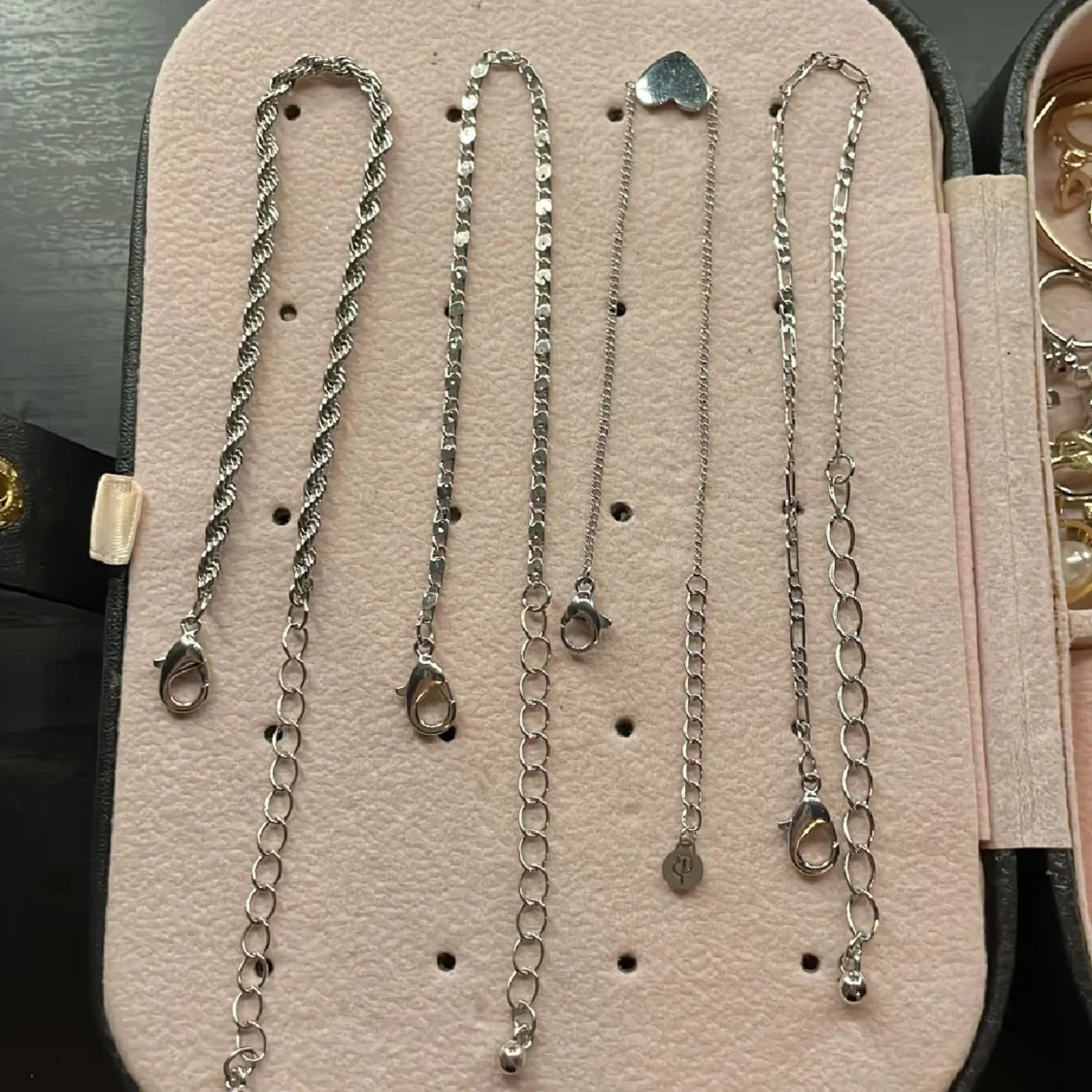 Fyra silverfärgade armband - 2