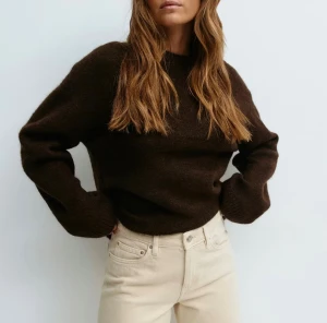 Mörkbrun stickad tröja - Säljer min bruna stickade tröja från Gina. Använd endast 2 gånger och är i väldigt bra skick. Säljs då den inte kommer till användning längre❣️Skriv för fler bilder!!Nypris: 399