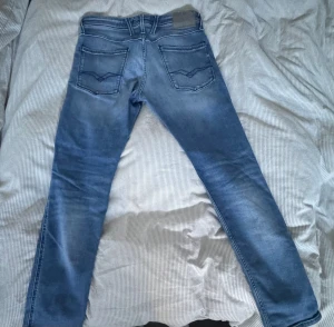 Replay Anbass  - Säljer att par Replay anbass i stolen 32:32. Dem är använda endast 2 gånger. Nya Replay jeans!!! 400kr!
