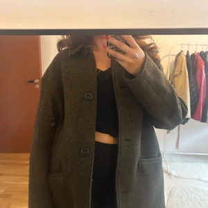 Mörkgrön jacka  - Säljer en stilren mörkgrön rock från Brixtol Textiles i storlek M, namn på jackan Edie. Använd endast ett fåtal gånger. Nypris 4200kr💘💘