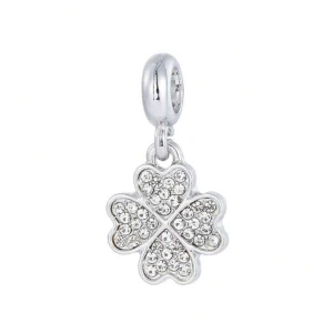  berlock fyrklöver med strass - Snygg berlock i form av en fyrklöver, täckt med glittrande strass-stenar. Hela smycket är i silverfärg och har en rund ögla för att enkelt fästa på armbandet. Perfekt detalj för att ge lite extra bling till din look. Ingår med en rosa present ask. 