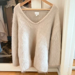 Stickad tröja  - Stickad tröja i mohair, storlek S men sitter oversized!