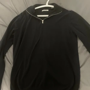 Jack & Jones Sweater  - Mycket fin & fräsch, Säljer den då den inte kommer till användning alls. Hör av er!