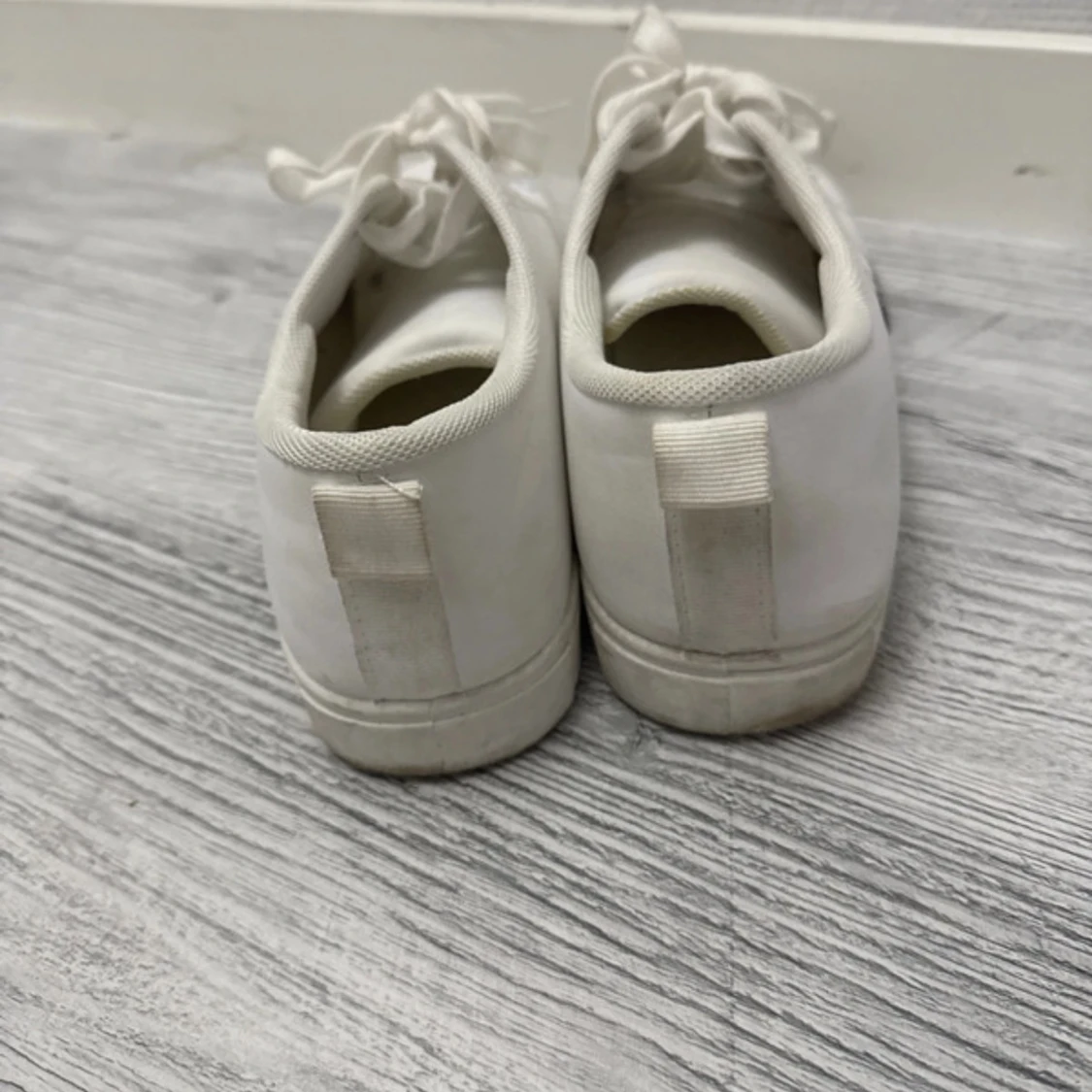 Vita sneakers med broderad fjäder 40 - 2