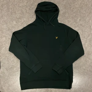 Mörkgrön hoodie Lyle & Scott - Snygg mörkgrön hoodie från Lyle & Scott i storlek M men passar mig ungefär som vanligt bär xs. Nypris 849, Jag säljer för 249. Bra skick inte ny men har använd ett fåtal gånger. Behöver bara tvätt