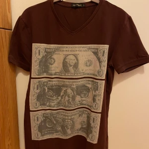 Antony Morato t shirt - Den är för liten för mig, skulle säga att den är närmre M än L. Passar dig med S också den är inte så lång.