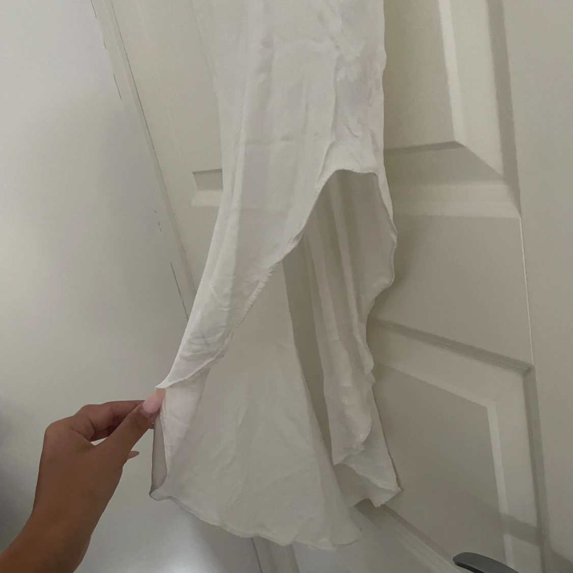 Vit långkjol med asymmetrisk slits - 1