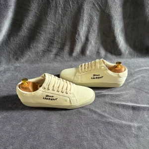Saint Laurent skor - Snygga vita skor från Saint Laurent som är helt oanvända! Skick 10/10. Allt på andra bilden ingår. Skriv om ni har frågor eller funderingar❕ 