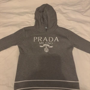Prada hoodie - Köpte en för liten så vill bara bli av med den så är villig att sänka pris!!