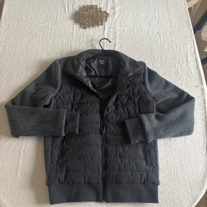 Mörkgrå cardigan från superdry - Säljer nu denna superdry cardigan som jag fick i julas men den har ej kommit till användning då jag växt ut den. Storlek S, Använd 1 gång så helt ny. Köpt för 1300 och säljer för 749. 