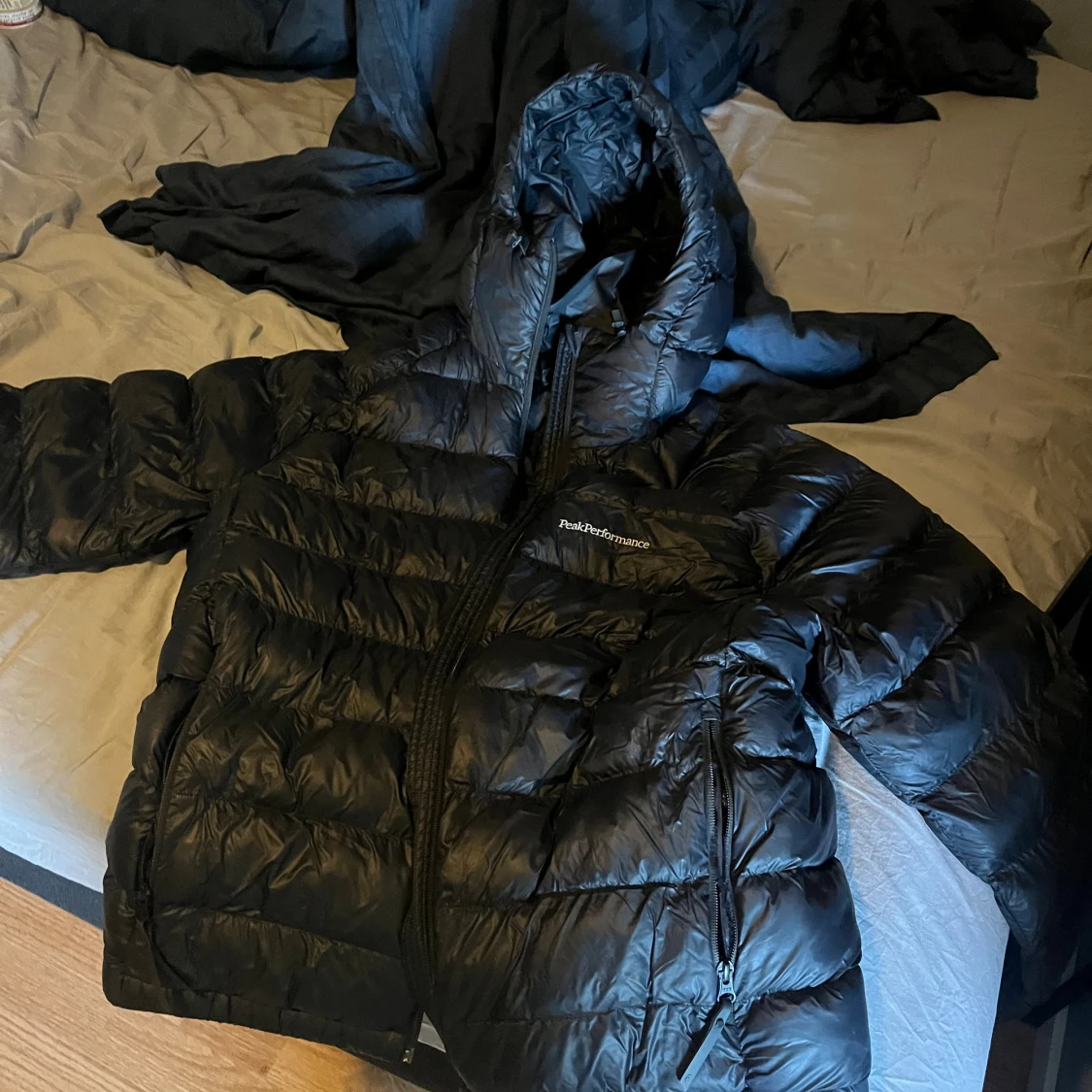 Svart dunjacka Peak Performance