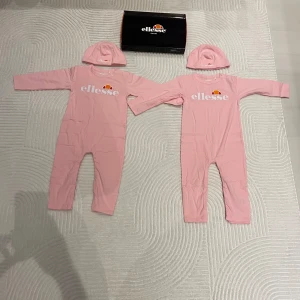 Ellesse baby set 12–18 mån  - Vaby set från Ellesse i rosa – overall mössa. Storlek: 12—18 månader. Helt nya, aldrig använda, med originalförpackning.