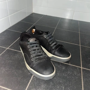 Lanvin - Svarta Lanvins med rund tå och snörning. Skorna är använda och det syns men skicket är ändå 6.5/10. Enda defekten syns inuti den ena skon då lädret har släppt där lite. Inget som syns när de används. Hör av er vid andra frågor 🙏