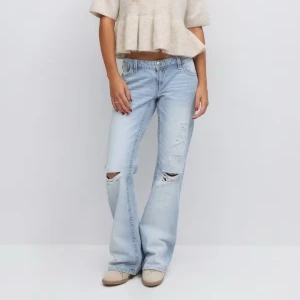 low waist bootcut jeans med slitningar - Intressekoll på mina as snygga jeans då de tyvärr är för stora passar 34/36 säljer vid bra bud 🥰 från 14+ stora i storleken 