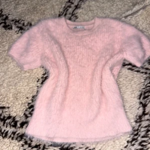 Rosa stickad tshirt - Rosa stickad tshirt. Bra skick använd ungefär bara 2-3 gånger. Storlek: xs eller s