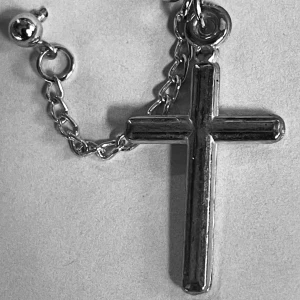 By prisförslag-1 st dubbelt Kedjeörhänge med kors i guld/silver - Korset finns i både silver/guld som hänge. Korset  har en enkel, stilren design. Färgen är guldig/silvrig och kedjan har runda länkar. Perfekt för dig som gillar statement-smycken med klassisk vibe.