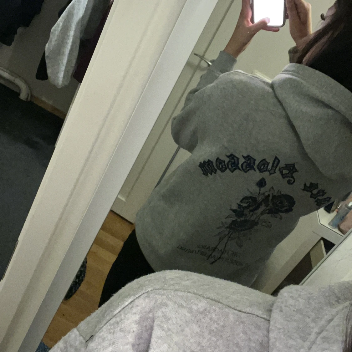 Grå hoodie med ros-tryck