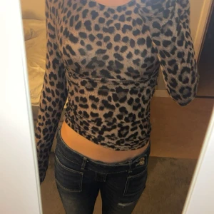 Leopardmönstrad långärmad topp - säljer en thight långärmad leopard topp från gina tricot i storlek xs. Knappt använd och inga defekter.💓
