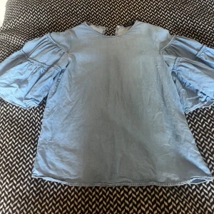 Ljusblå blus med voluminösa ärmar - Jättefin blus, man kan ha den åt båda hållen ❤️❤️